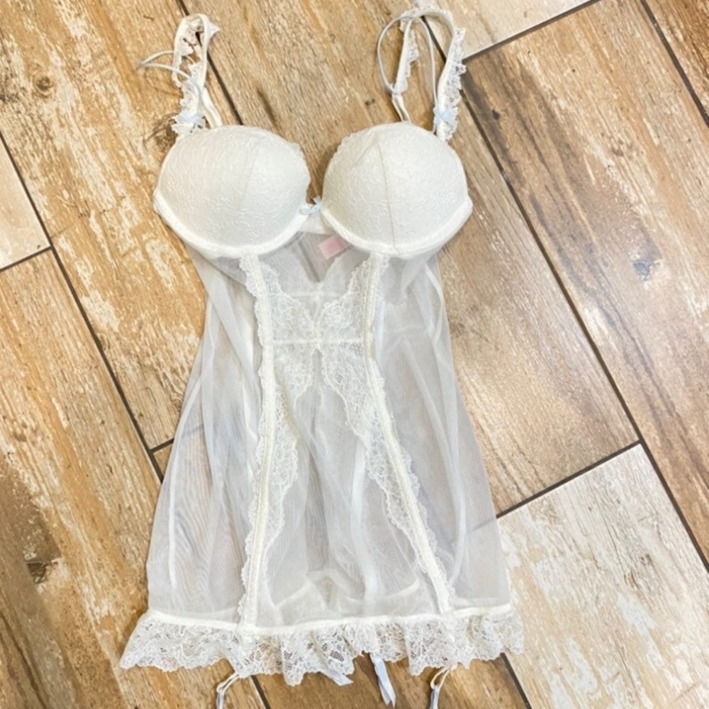 Victoria’s Secret Ivory lace lingerie push up bra